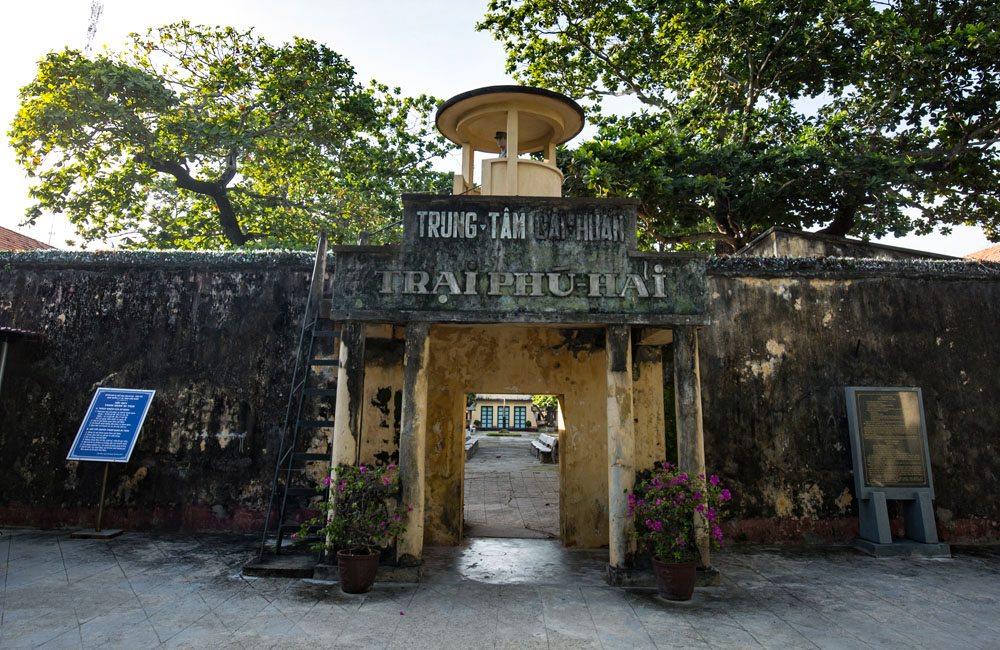 Tham quan di t&iacute;ch lịch sử C&ocirc;n Đảo
