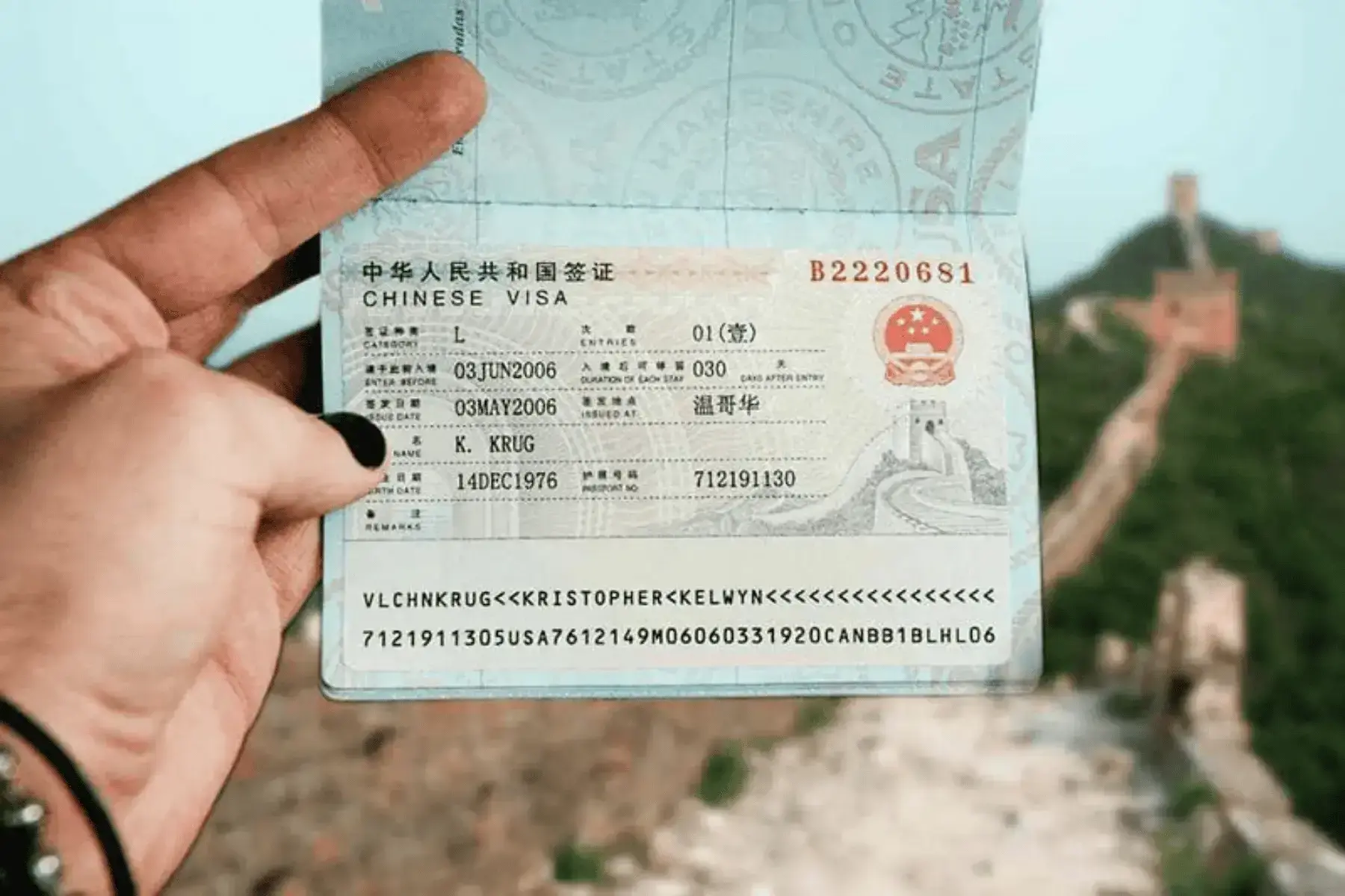 Bảng so s&aacute;nh tự l&agrave;m visa v&agrave; nhờ dịch vụ